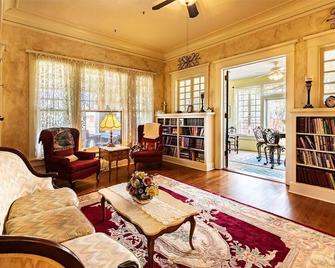 Queen Size Suite with a shared Hallway Bath - Gainesville - Huiskamer