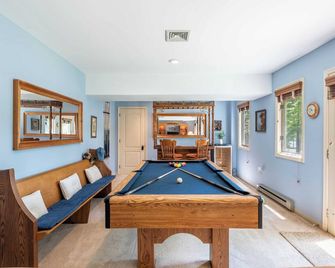 Twin Waters by Avantstay Patio Pool Table - Lake Harmony