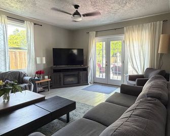 Welcome to Your Coastal Retreat: Siesta Time at The Hacienda! - Saugeen Shores - Huiskamer