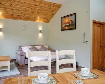 Canada Lodge and Lake - Cowbridge - Comedor