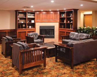 Quality Inn & Suites Ames Conference Center Near Isu Campus - Ames - Area lounge