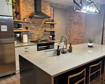 Jungle House Columbus Downtown Free Parking Sleeps 8 - Steps to Convention Center & Nationwide Arena - 2BR Short North Luxury Home - Over 5,800 Five Star Stays - Columbus - Cocina