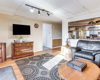 1 Block to Crystal Lake Downtown Beulah Apt! - Beulah - Sala de estar