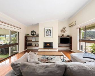 At the Hilltop - sleeps 10 - 벨몬트 - 거실