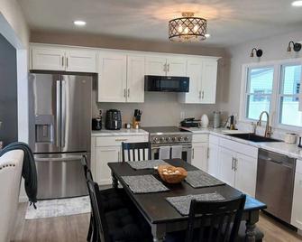 Home Away - Newly Updated 3-Br House With Wifi And Ac In The Heart Of Beaver Dam - Beaver Dam - Cocina