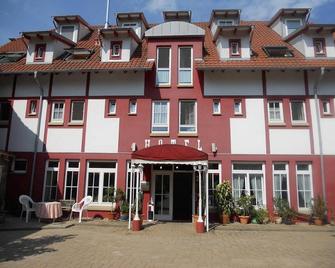 Cross-Country-Hotel Hirsch - Sinsheim - Gebouw