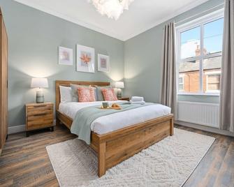 2-Bedroom Luxury Cottage - Long Stays - Cheadle - Bedroom