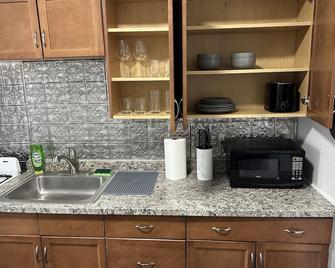 Cozy 1BR Apt in the heart of Downtown - Rochester - Kitchen