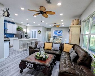 House on the bay. Fishing, crabbing, boating, kayaking close to Galveston. - 히치콕 - 거실