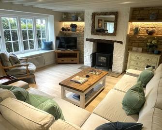 Craigmoor Cottage, enchanting, tranquil & central - Bourton-on-the-Water - Living room