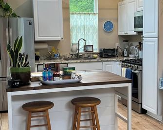 Light & Bright Modern Cottage with WiFi in charming Lake Stevens - Lake Stevens - Kitchen