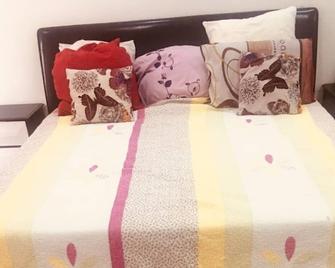 Double room in family home - Belas - Bedroom