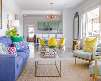 Blue Harbor View with stunning Lake Superior views. Walkable city location! - Marquette - Living room