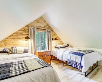 Roscommon Chalet with Hot Tub Near Higgins Lake! - Roscommon - Habitación