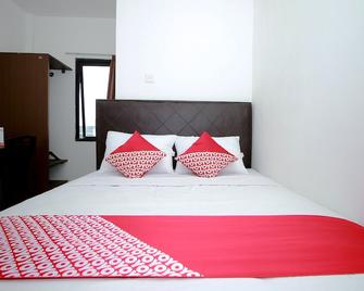 OYO 1678 Jati Exclusive Homestay - Bengkulu City - Bedroom