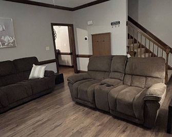 Charming 3-bedroom house with WiFi, AC in awesome Rocky Mount - Rocky Mount - Living room