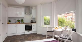 Beddoe Apartments - Eastleigh - Kitchen