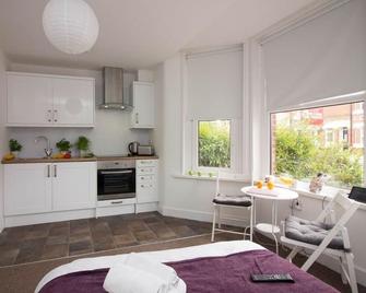 Beddoe Apartments - Eastleigh - Kitchen