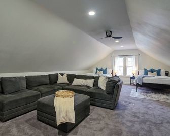 Bayview Family-Friendly Stay - Milwaukee - Living room