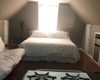 Studio Apartment Over Garage - Elon - Bedroom
