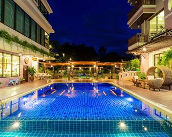 فانومرونج بوري بوتيك هوتلز آند ريزورتس - نانغ رونغ - حوض السباحة