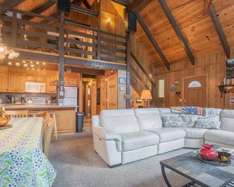 Haslemann's Retreat w/ Central Heat - Dorrington - Living room
