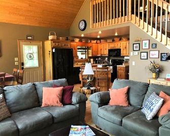 Take in Stunning Views in this Lovely Pet Friendly Smokey Mountains Chalet - Murphy - Salon