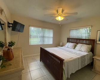 Centrally located cozy, pet-friendly home, quiet, friendly & safe neighborhood - Pinellas Park - Bedroom