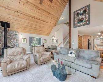 Large Rec Room With Foosball, Bumper Pool, Poker Table - Dorrington - Sala de estar