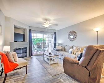 Screened Balcony with Views Sleek Lake Ozark Gem! - Lake Ozark - Living room