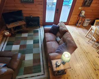 A-Frame Log Cabin In The Woods! -Wifi, New Hot Tub, Creek, Views, Fire Pit! - Sylva - Huiskamer