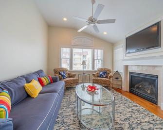 Perfect location!!! Dog friendly townhome in the heart of Stone Harbor - Stone Harbor - Living room
