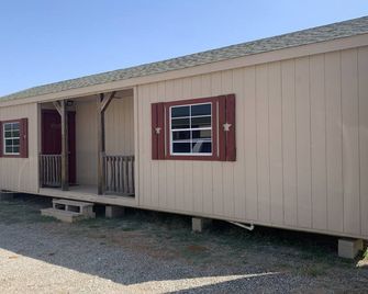 Pilon cabin. Comfortable quiet cabin 8 miles outside Carrizo Springs - Carrizo Springs - Gebouw