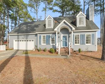 Lovely Fayetteville Home: Deck & Fireplace! - Fayetteville - Building