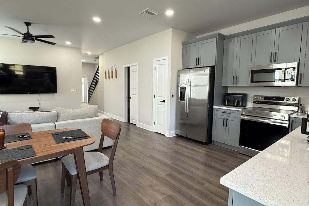3bed New Home in Tampa Near Hotspots, Airport, Downtown, Ybor, Stadium & More - Tampa - Kuchnia