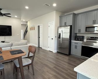 3bed New Home in Tampa Near Hotspots, Airport, Downtown, Ybor, Stadium & More - 坦帕 - 廚房