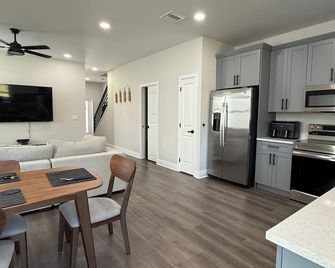 3bed New Home in Tampa Near Hotspots, Airport, Downtown, Ybor, Stadium & More - Tampa - Kuchnia
