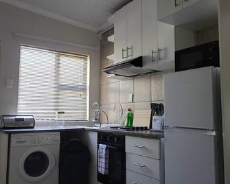 La Bella Vida Self Catering Apartments - Bellville - Kitchen
