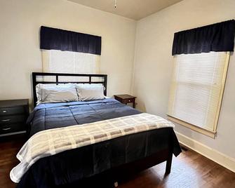 Grandpa's Comfy Cottage - Madisonville