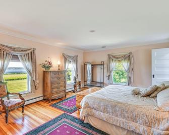 Geneva Vacation Rental with Vineyard and Lake Views! - Geneva - Bedroom