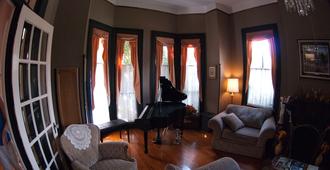 Roussell's Garden Bed & Breakfast - Savannah - Living room