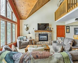 Fishing Haven Family Home on Indian Lake - Three Lakes - Living room