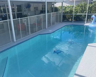Spacious 5 bedroom home with WiFi and air conditioning in charming Brandon. - Brandon - Басейн