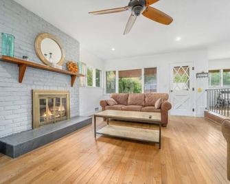 The Red House - Richmond - Living room