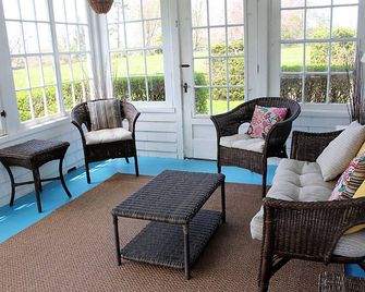 Beautiful home with gorgeous views near the ocean - Little Compton - Living room