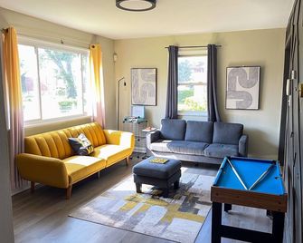 Charming 3-bedroom cottage only minutes from DC line with WiFi, AC & upgrades - Capitol Heights - Living room