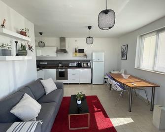 Simons Apartments minutes away from Balluta Bay and St Julians - Sliema - Sala de estar