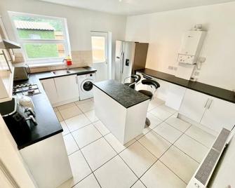 Lovely Spacious Room near Train Station and University - Northampton - Kitchen
