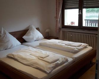 Modern, high-quality furnished 2-room apartment with balcony on the Moselle! - Nittel - Schlafzimmer