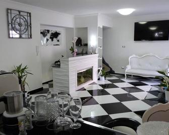 Clelia's Boutique Rooms & Suites - La Maddalena - Recepción